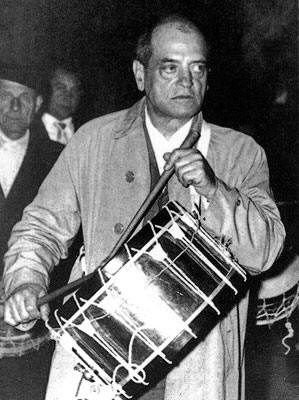 Luis Buñuel tocando el tambor en Semana Santa Calanda