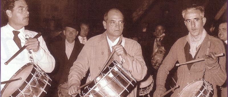 Tomás Gascón con Luis Buñuel tocando el tambor en Semana Santa Calanda 1963