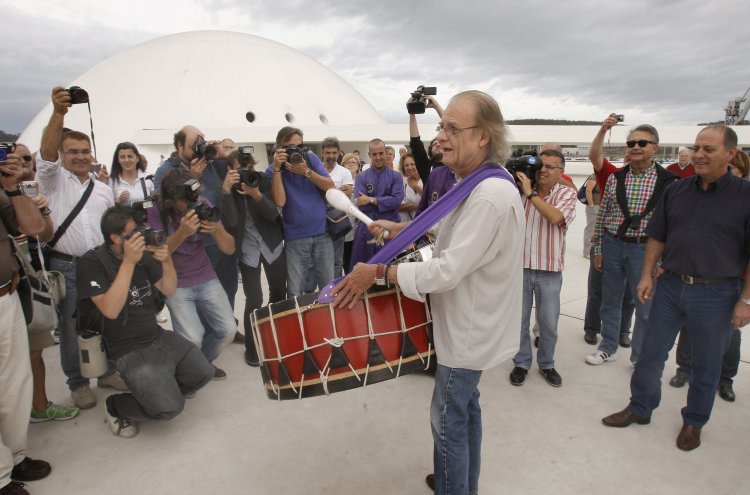 11/09/2011.- Luis Eduardo Aute toca uno de los tambores de Calanda ante el Centro Niemeyer de Avilés con motivo del concierto que ofrecerá hoy en el que presentará su último disco, titulado "Intemperie". EFE/J.L.Cereijido