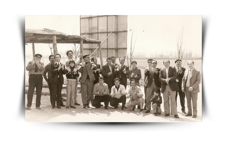 Uno de los primeros viajes que una cuadrilla de tamborileros de Calanda realiza fuera del pueblo. De izda. a dcha: Andrés Aznar, “el tío Andres", Paco Navarro, Delfín Sánchez, Juan José Franco, Tomás Gascón, Gregorio Brumos, Manolo Dueñas, José Antonio Zárate (Alcalde), José Quilez, Gregorio Aznar, José Antonio Gascón, Pascual Palos, Paco Herrero, Miguel Espada, Mariano Gayán, y Miguel Luengo. Agachados: Miguel Magrazó, Angel Milián, Blas Franco y Kiko Herrero