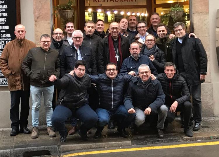 El Arzobispo de Barcelona Juan José Omella con el grupo de Tambores de Calanda (Barcelona, 02/02/2019)