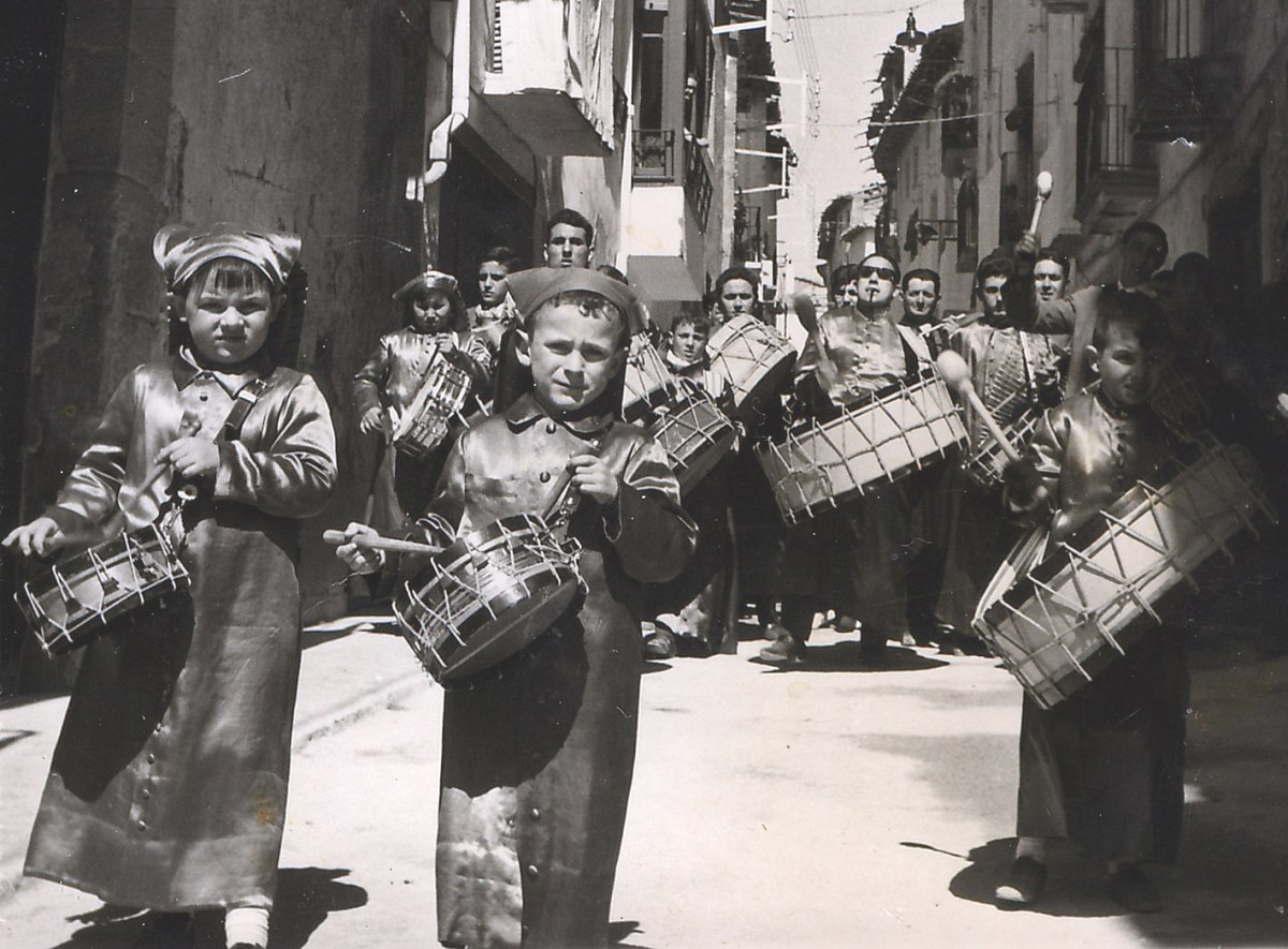 José Miguel Leal Cros - Semana Santa de 1966 bajando por la calle San Roque