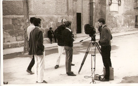 1966- El eqipo de rodje del documental Calanda. En el centro semitapado Juan Luis Biñuel