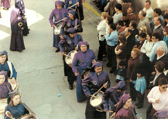 Instantanea atípica. Juan Herrero tocando el tambor en la procesión del Pregón. Delante su primo, José Miguel Frnco,Miguel Magrazó y Paco-