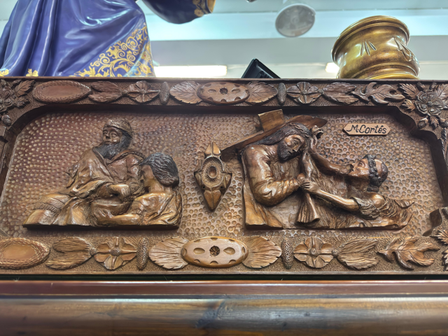 Los laterales constan de 3 partes cada uno, este es el lateral izquierdo visto desde el frente y en esta primera vemos a la Verónica secando el Rostro de Jesús y a Pilatos lavándose las manos.