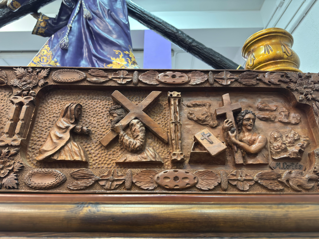 En el lateral derecho mirándola desde el frente, la parte de atrás contiene el pasaje del encuentro de Jesús con su Madre y el de la resurrección.