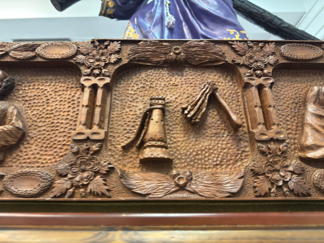 En el centro, la columna y el látigo.