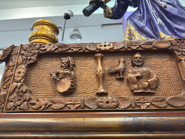 Y en la parte de delante , el Gallo y San Pedro y como no podía ser de otra manera un guiño a nuestros Tambores y Bombos.