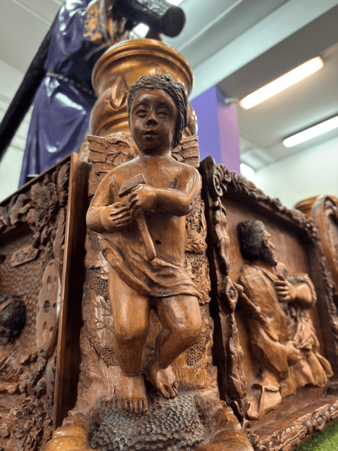 Y en la parte de delante , el Gallo y San Pedro y como no podía ser de otra manera un guiño a nuestros Tambores y Bombos.