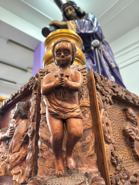 Y en la parte de delante , el Gallo y San Pedro y como no podía ser de otra manera un guiño a nuestros Tambores y Bombos.