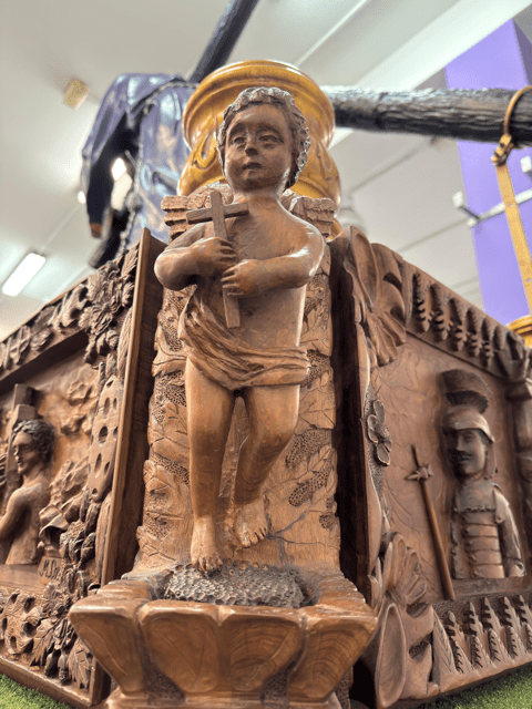 Y en la parte de delante , el Gallo y San Pedro y como no podía ser de otra manera un guiño a nuestros Tambores y Bombos.