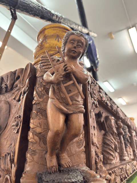 Y en la parte de delante , el Gallo y San Pedro y como no podía ser de otra manera un guiño a nuestros Tambores y Bombos.